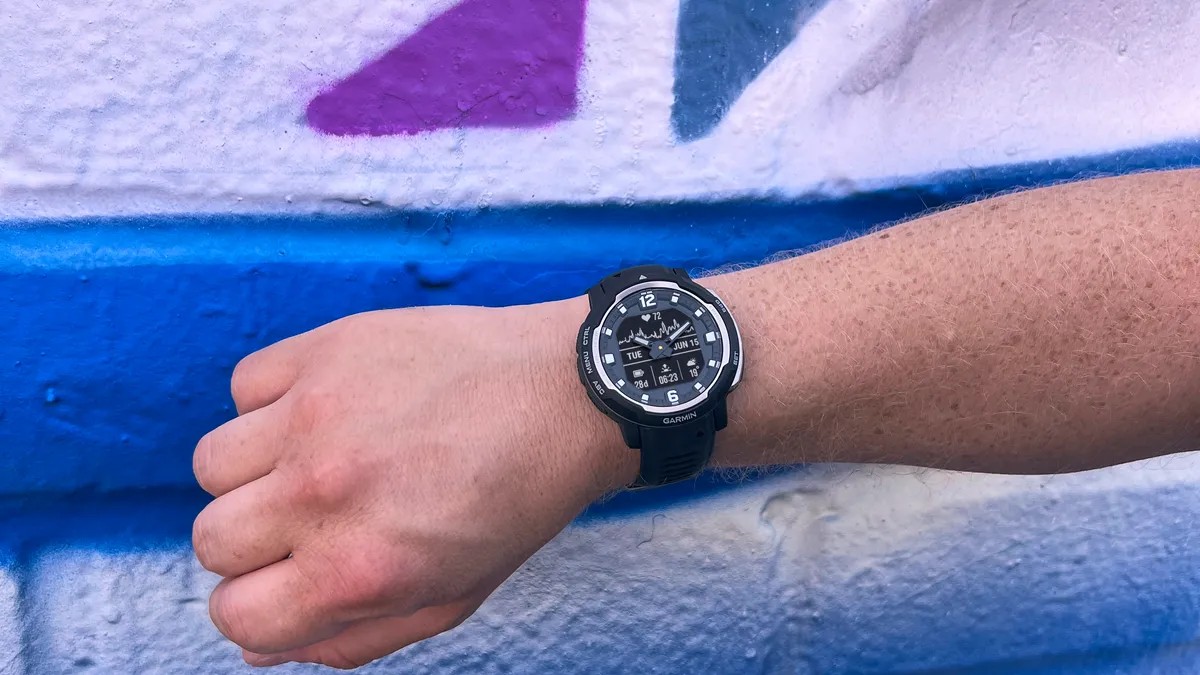 Garmin Instinct Crossover на руке