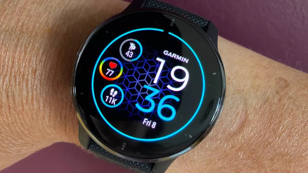 Venu 2 Plus на руці